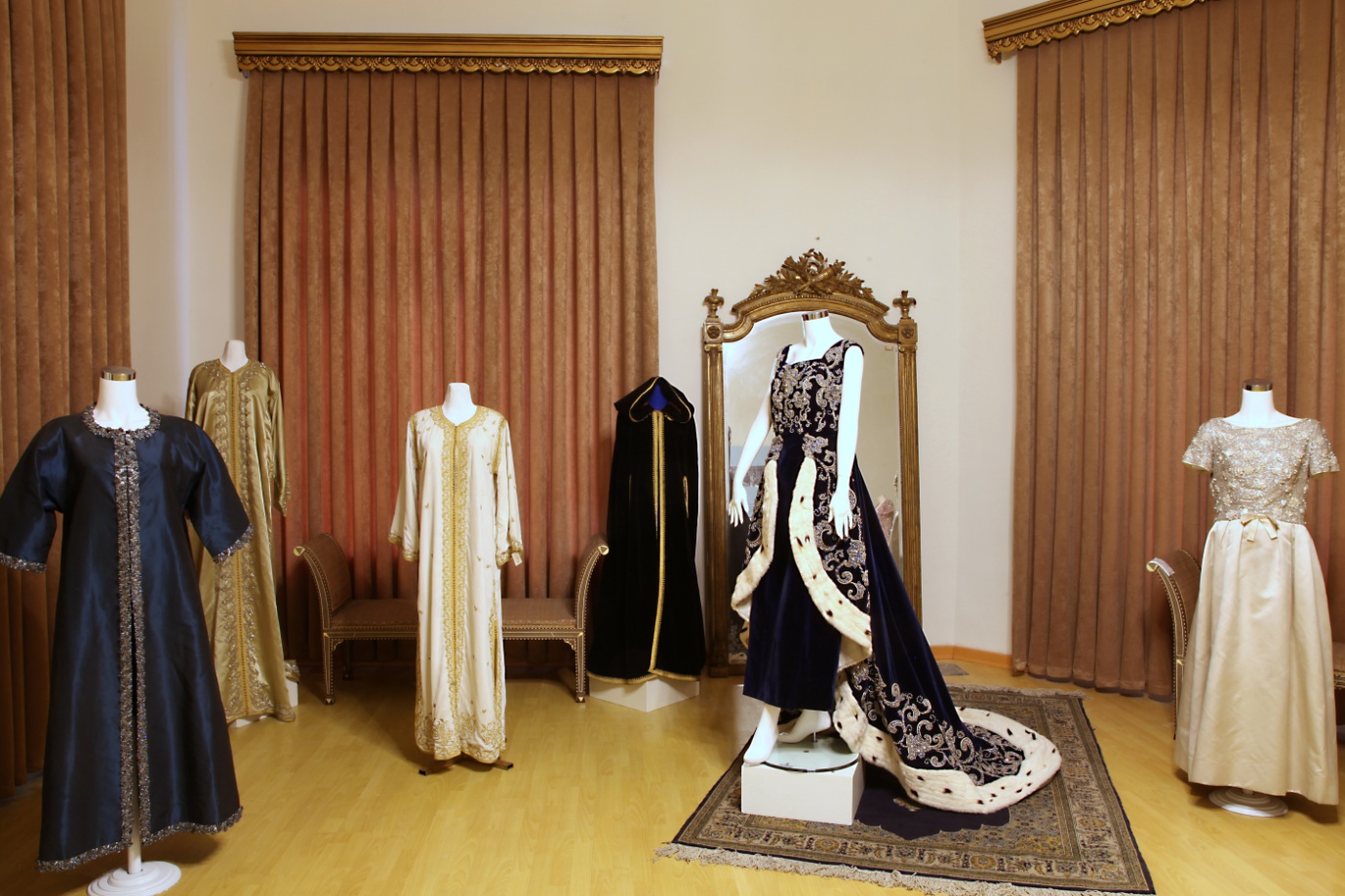 موزه پوشاک سلطنتی ( کاخ تابستانی شمس )